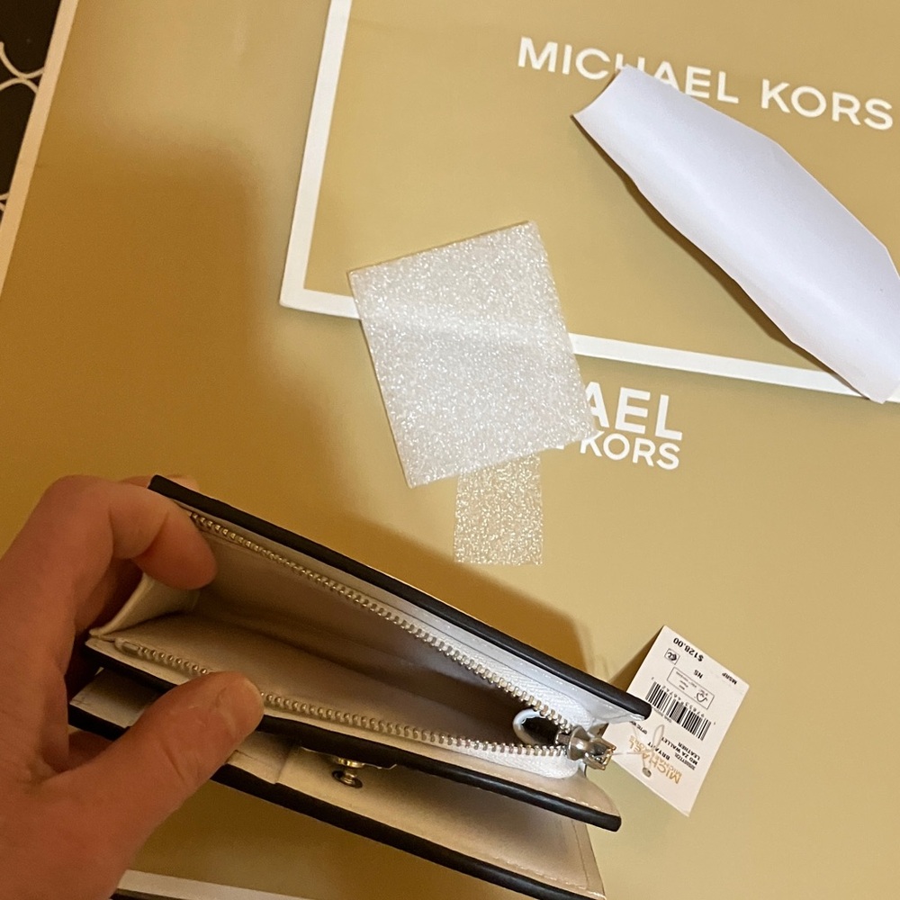 Michael Kors Bryant leather optic white wallet - Picture 6 of 11